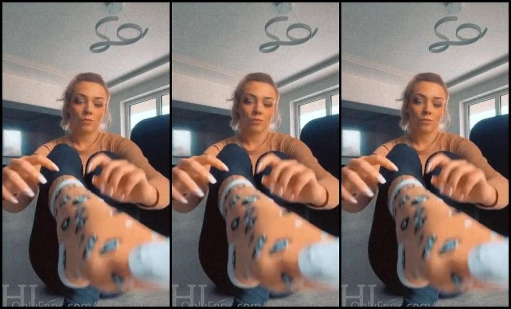 Herrin Lena Nicknamed Herrinlena666 Onlyfans Mit Schwitzigen Sckchen Ber Das Gesicht Streifen Den Duft Genieen Die Wrme Spren Glatt Und Sanft