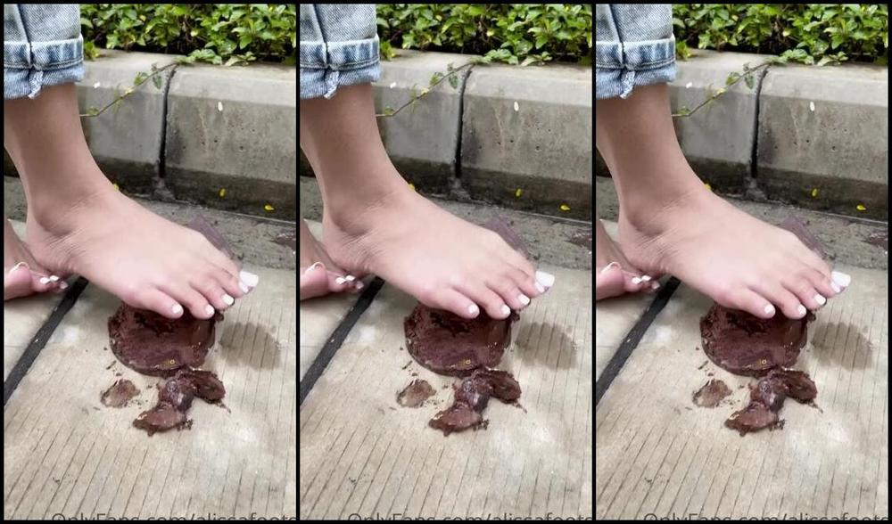 Alissafootsd Nicknamed Alissafootsd Onlyfans Messy Day But Kinda Yummy Day