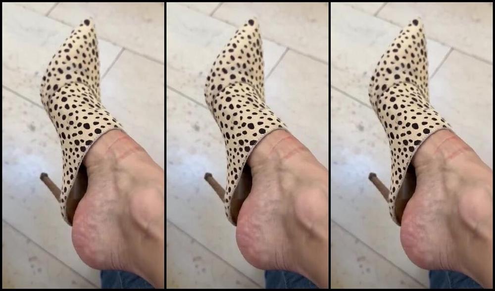 Jamiedaniels Onlyfans Did Some After Holiday Shopping Today My Feet Were Hurting I Needed To Sit Down And Dangle Forp