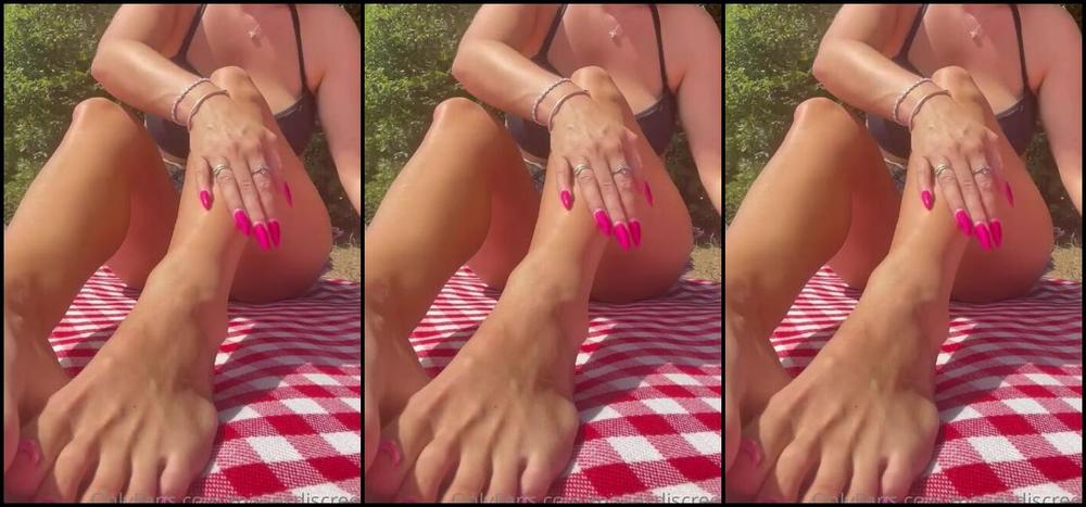 The Queen Of Sole Aka Missesdiscreets Onlyfans Watch Me Oil Up My Beautiful Body In The Sun
