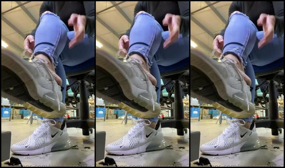 Goddesssuzie26 Onlyfans I M At Work Some People Left And What Better To Do With My Time Than To Tease You And Let You Lick