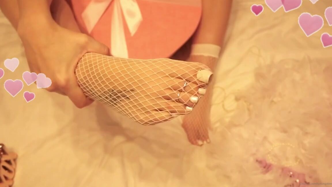 Footsiegalore Onlyfans Footsie Loves A Valentines Gift Fishnet Removal