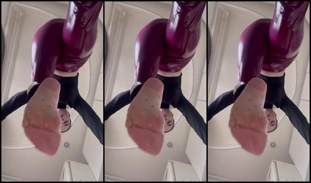 Ladynaama Onlyfans Lakovye Leginsy I Feyssiting Oslushay Kak Oni Shurshat Eto Zvuk Fetisha Lacquer Leggings And