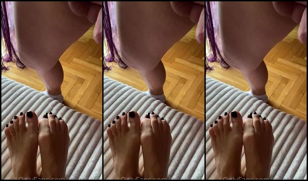 Froggeevip Onlyfans I Was Horny So Much And Than He Cum On My Black Toes