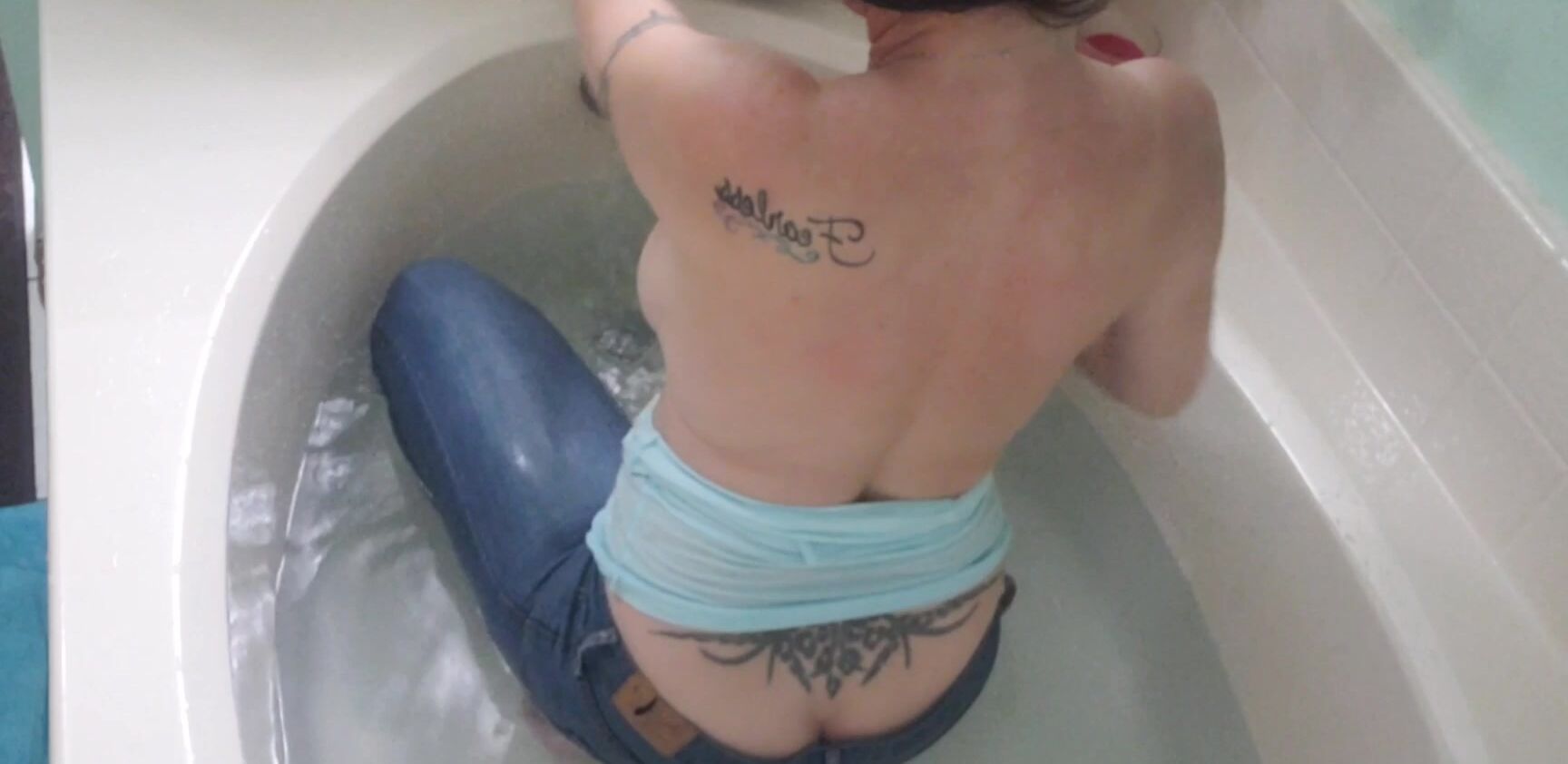 "Stormi Winters" milf, bathtub fetish, jeans fetish, jeans/pants wetting, wet look HOLLISTER JEAN SPLASHING manyvids