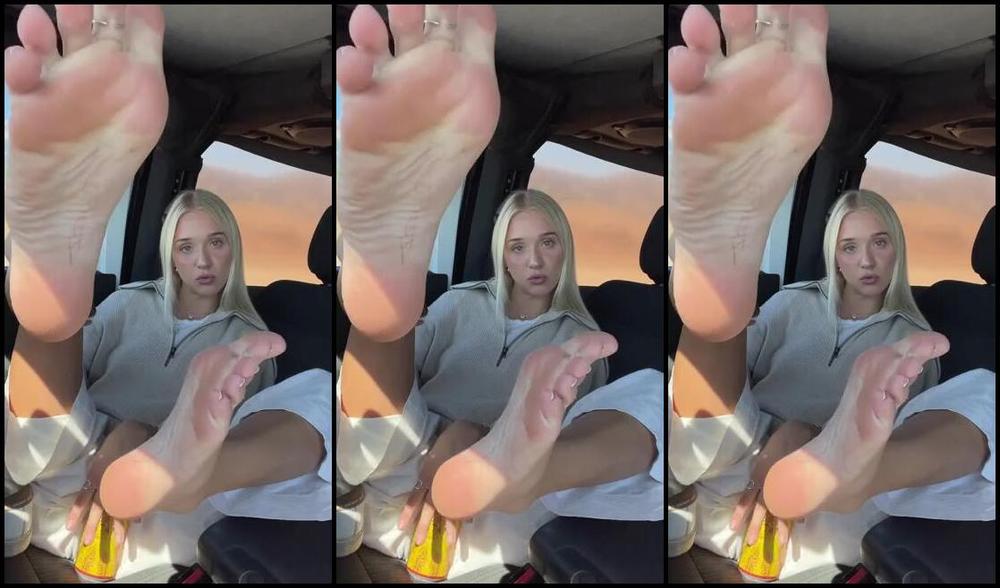 Goddess Kaylee Aka Xomaddykxo Onlyfans Hangout W Me And My Sweaty Stinky Soles In The Carp