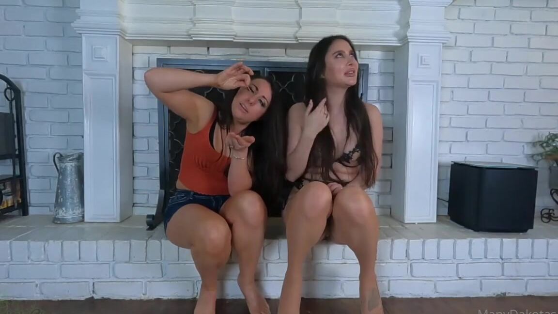 Dakota Charms Nicknamed Dakotacharms Onlyfans I Dakota Charms Show Bliss Dulce My Pet Worm But Shes Not Impressed Because Hes Not Furry Gross