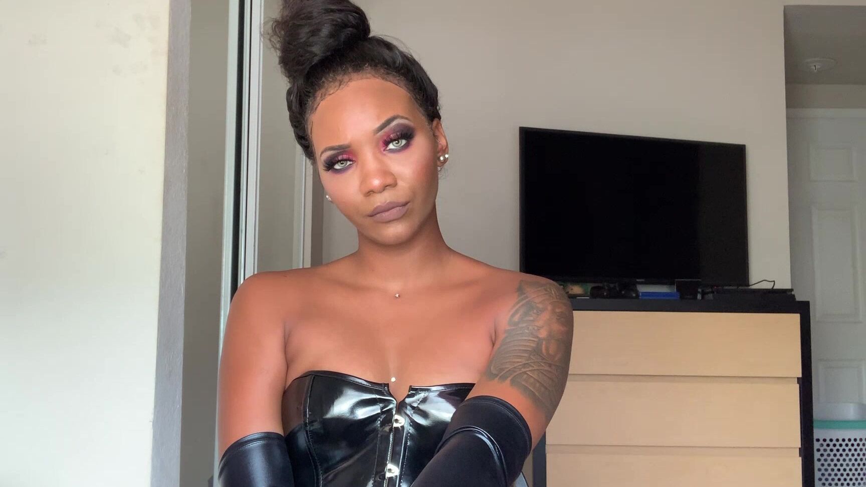 Naomixsuicide Bored Domme Silent Staring