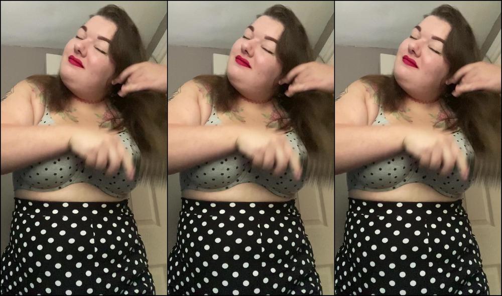 Rubberfoxx Hair Brushing In Polka Dots