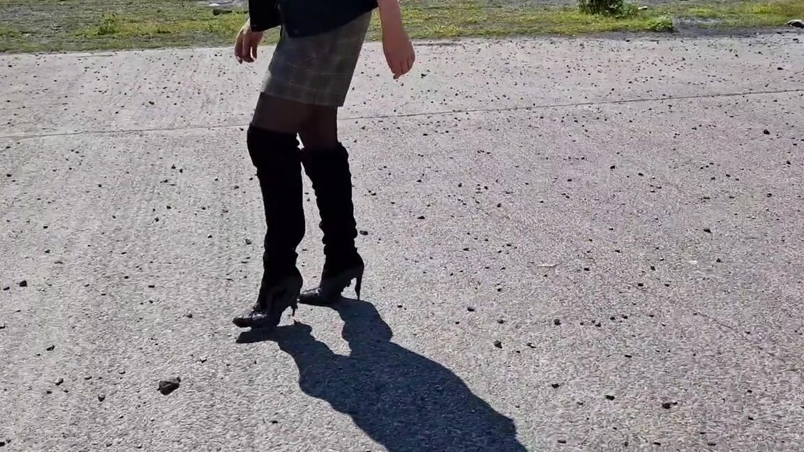 Kats Worn Heels Nicknamed Katswornheels Onlyfans Come For A Walk With Me As I Wear My Filthy Suede Boots Look How Amazing