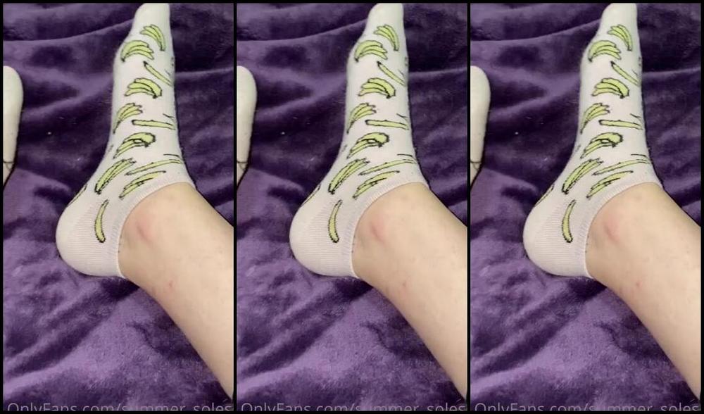 Summer Solesis Nicknamed Summer Solesis Onlyfans Funny How A Week From Hell Was Also Super Cold Outside Lol I M So Tired But Taking Off My Socks