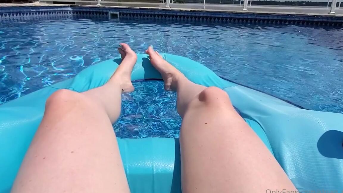 Sloans Paws Nicknamed Sloan Paws 07 26 2020 Onlyfans Video Would You Be Able To Concentrate If These Pretty Legs And Feet Were Floating Around You