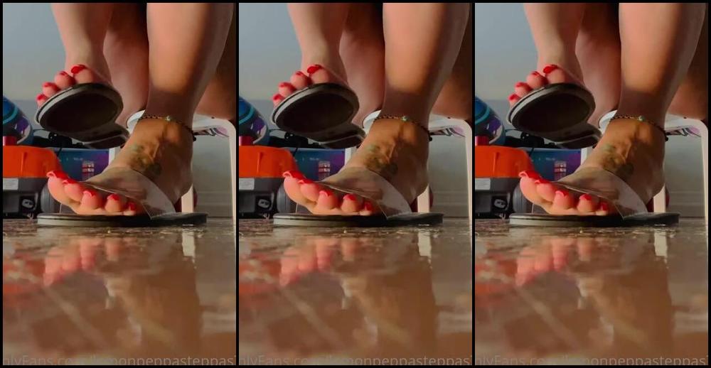 Benzzzzz Nicknamed Lemonpeppasteppas72 05 28 2022 Onlyfans Video Took A Bong Rip And Now Im Fucking Around With My New Sandals