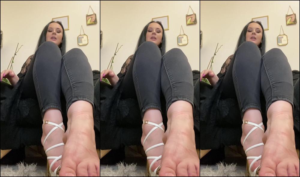 Anushkavelvet Who Wants To Be My Crunchy Snack Giantess Velvet Is Feeling Peckish