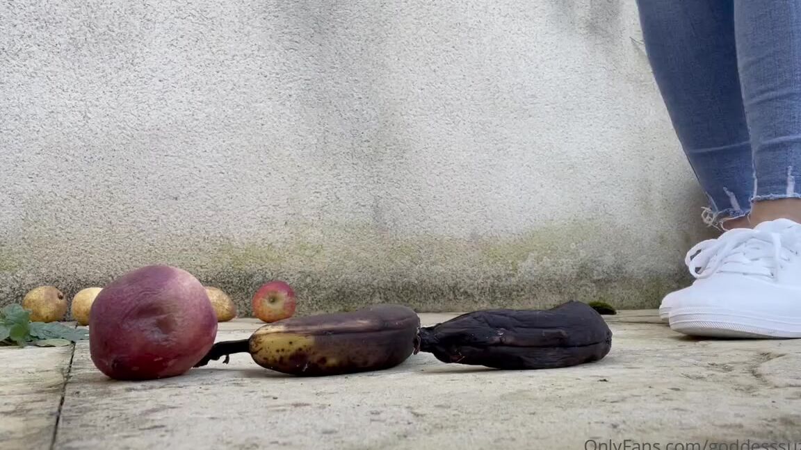 Goddesssuzie26 Onlyfans Your Healthy Breakfast Is Served Peaches And Bananas I Make You A Healthier Man It Amuses Me To 1