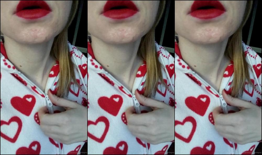 Raindegrey 70832192 10 13 2019 Red Lips Tease With Pale Skin