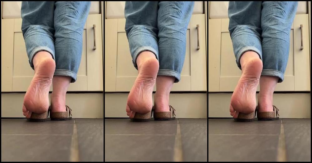 Mimisfeet1 Aka U81134601 Onlyfans Foot Tease To Get You Perverts Mouths Watering While I Do The Dishes