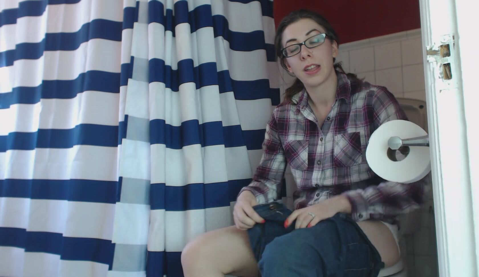 Canadiansammy Sammy Shows How To Insert A Tampon