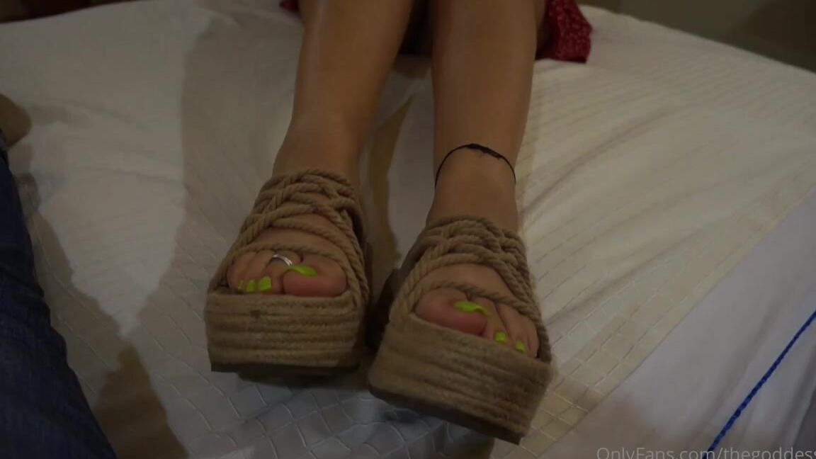 Erin Aka Thegoddesserin Onlyfans Just Passing By My Friends Place I Feel So Sexy Everytime Im Using This Red Dress