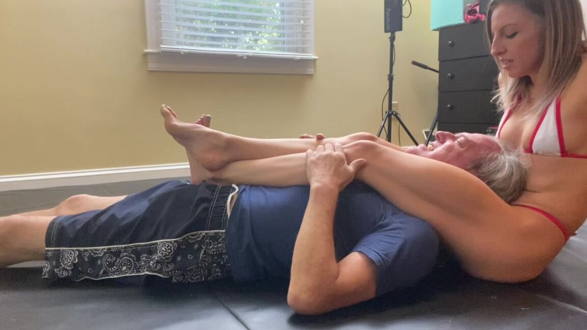 Lora Cross Scissorhold And Facesit Domination