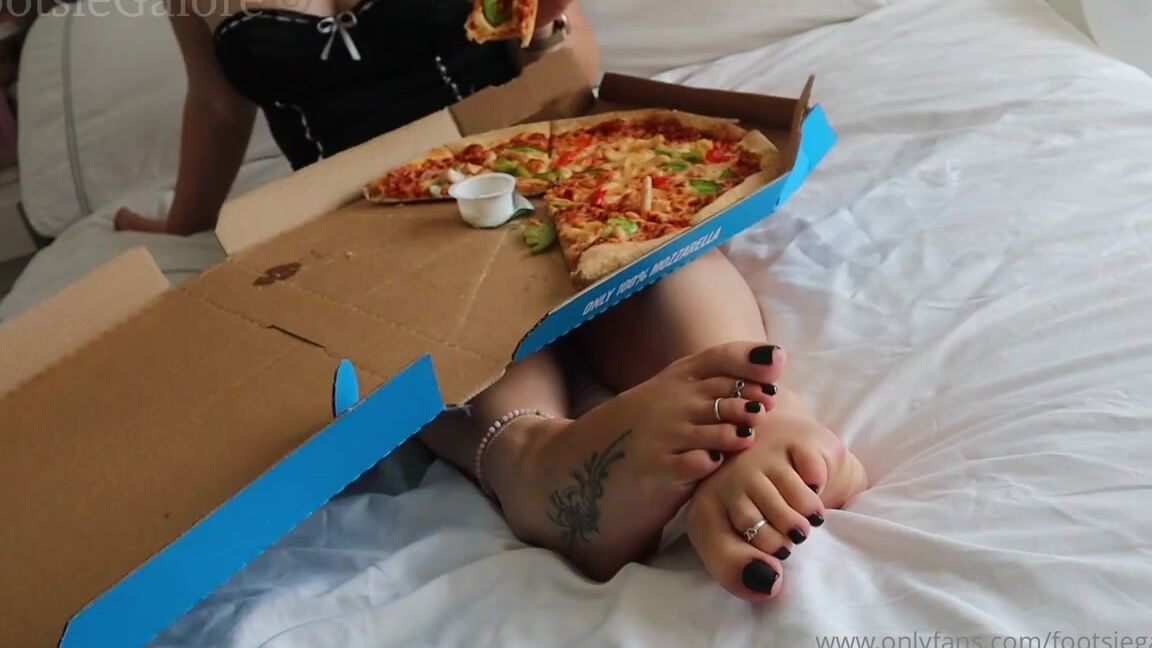 Footsiegalore Onlyfans Sometimes A Birthday Dinner In Bed Is My Favourite My Happy Feet Just Can T Help Wriggling