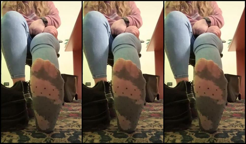 Yourdiamondvip Onlyfans Taking Off Shoes And Socks In Office I Show You My Sweaty Feet Ready For A Nice Massage Under The