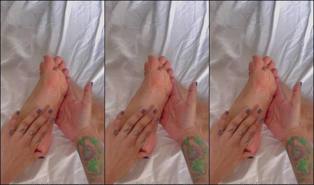 Naixdoll 2482885661 06 09 2022 Hidratando Os P Zinhos Moisturizing The Little Feet