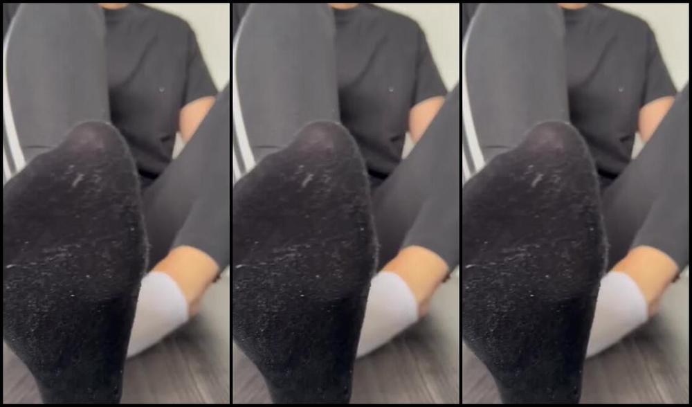 Sarina Jones Nicknamed Sarinajones 04 10 2025 Onlyfans Video Im Wearing This Unpair Of Black And White Socks The Whole Day