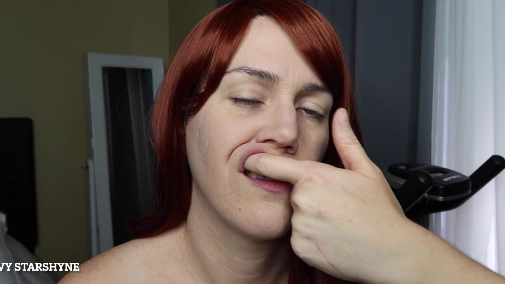 Ivystarshyne Finger Brushing Expressionless