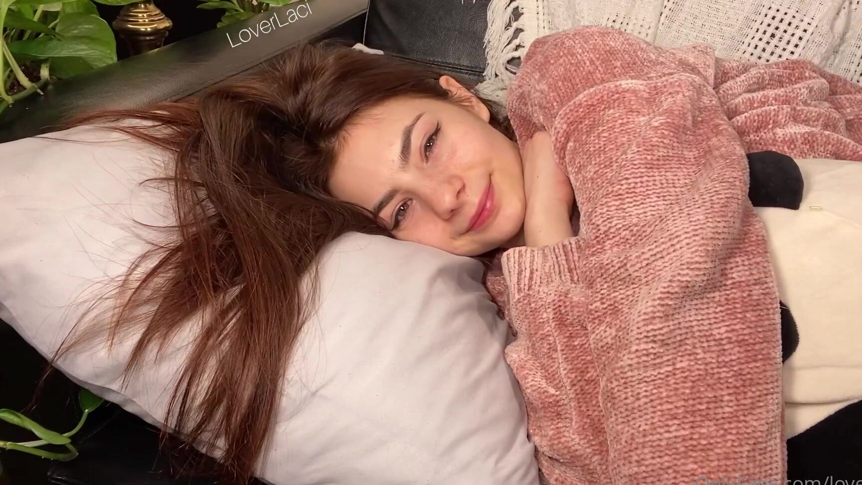 loverlaci-31-12-2020-1998795756-i-made-some-cuddle-porn-in-my-softest-sweater-i-hope-you-like-it-happy-new-year-s