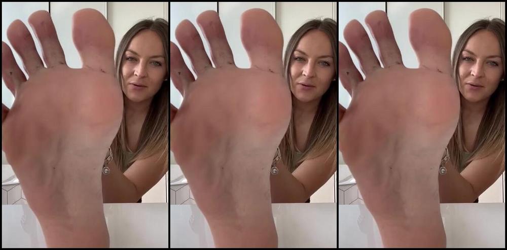 Miss Emma Rose Nicknamed Emmaemmarose Onlyfans I M Home From Work And My Feet Need Licking Clean