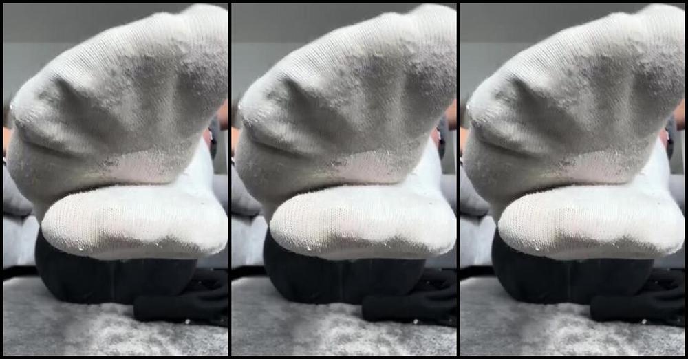 Emmysfeetandsocks Aka Emmyfeetandsocks Onlyfans Me My Authority And A Nasty Pair Of Socks Is All I Need To Make You Do Whatever I Want Wannap