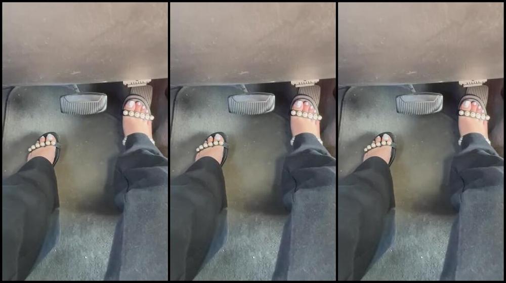 Goddess Ileene Nicknamed Ileene2003 Onlyfans Toes On The Road Dming Everyone Back