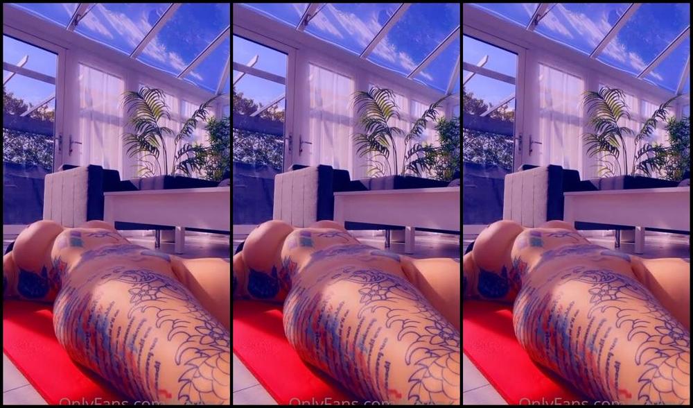 Hayley B Nicknamed Hayley B Onlyfans Morning Fckers Bit Of Naked Yoga To Start The Day