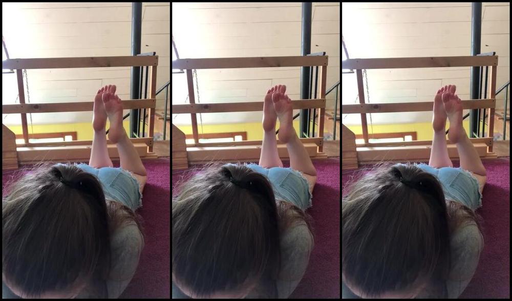 Delilah Nicknamed Footiesfeets Onlyfans I See You Staring At Me As I Draw Loser