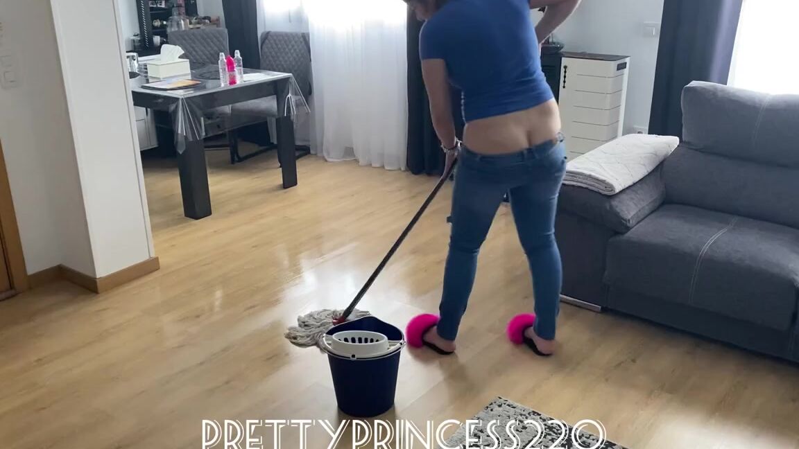 Prettyprincess220 04 24 2023 Onlyfans Video Cleaning The House And Buttcrack