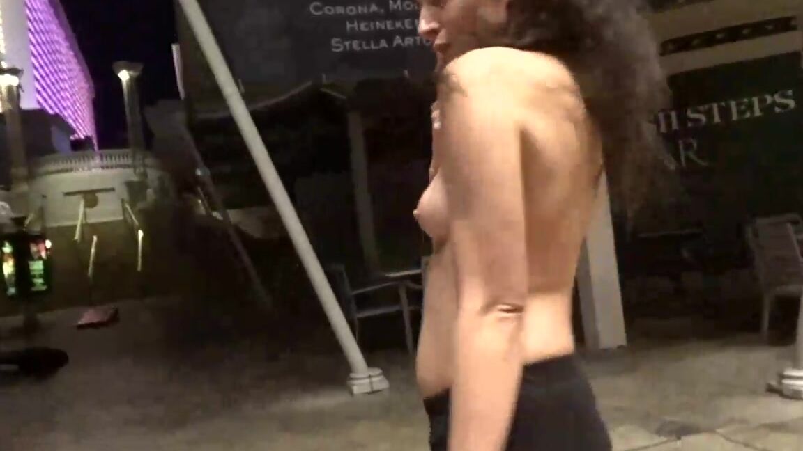 Nicoleniagara Fingering Pussy In Public While People Working Watch Doodstream