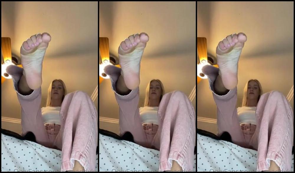 Goddess Kaylee Aka Xomaddykxo Onlyfans On Your Chin Looking Up At Me Begging For A Taste But You Re Just A Worthless Slutp