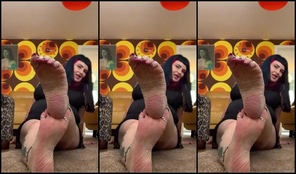 Killersexyfeets Nicknamed Killerkell Onlyfans Just Sit There And Be Quiet While I Tease You With My Pretty Toes They Re Just Hypnotising