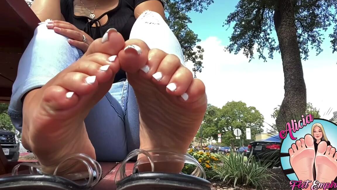 Alicia Feet Onlyfans Beautiful Day To Show My Smooth Solesp