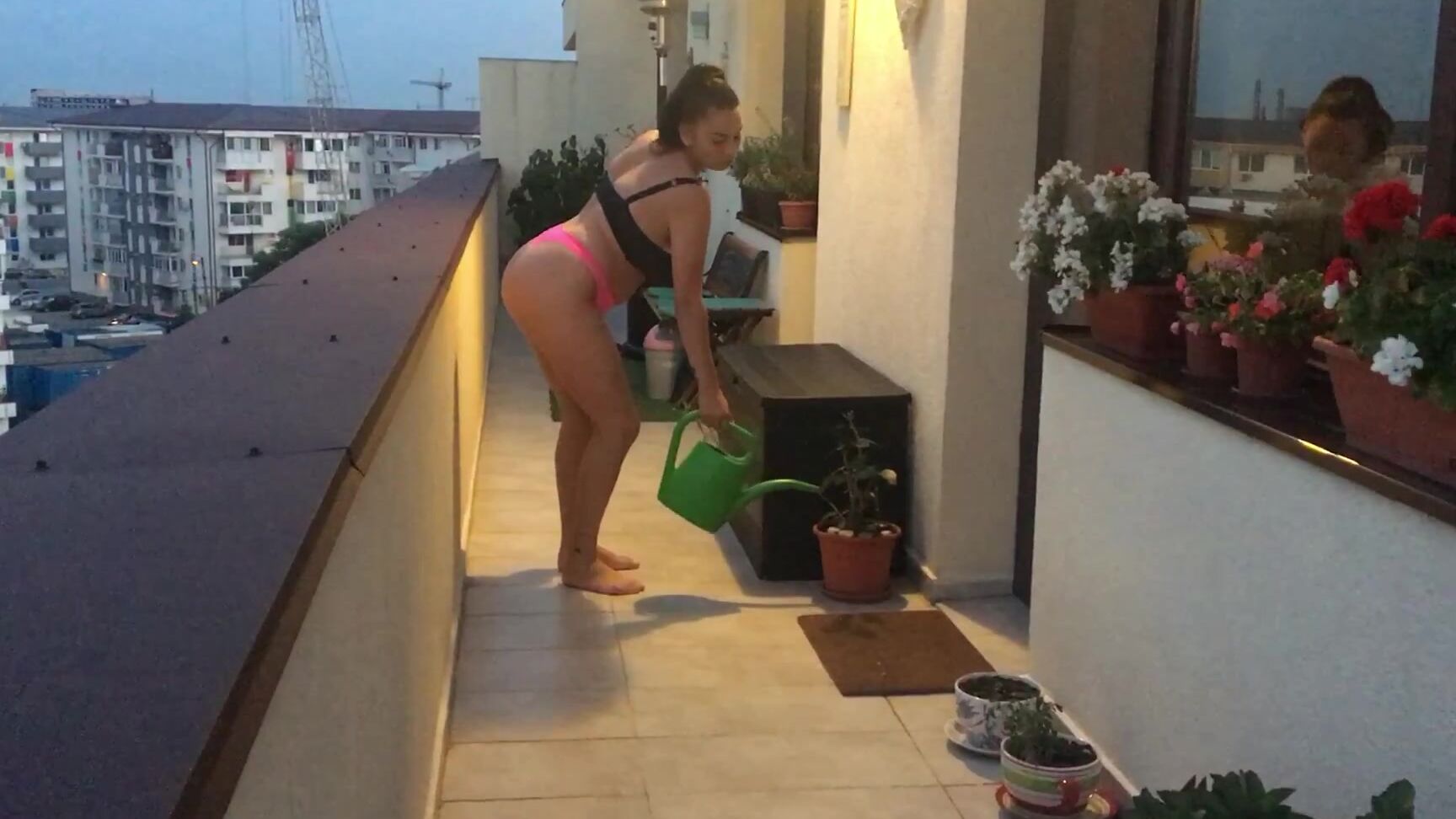 HelenStar playing housewife Manyvids