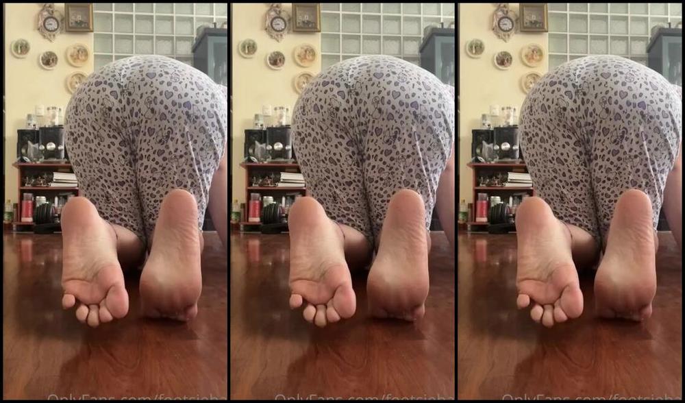 Gia S Feet Nicknamed Footsiebab 04 19 2022 Onlyfans Video Pajama Soles And Activating My Glutes After A Long Sleep