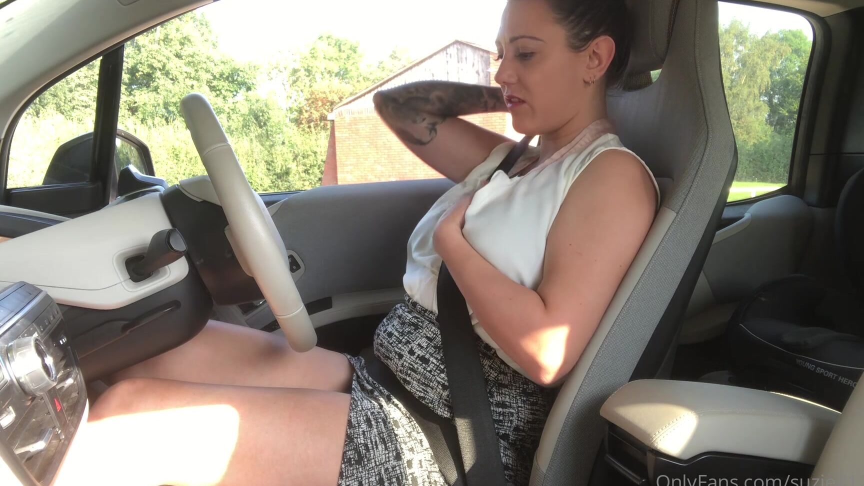 suzie212love-13-10-2021-2214258813-who-likes-the-idea-of-me-being-strapped-in