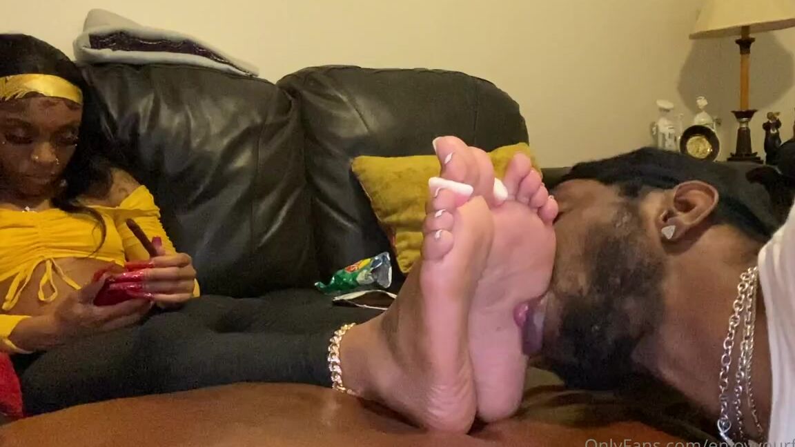 Enjoyyourfetish Onlyfans Worshipping My Fave Biggrippers Feet With Strawberry Puff Candy Part 1P
