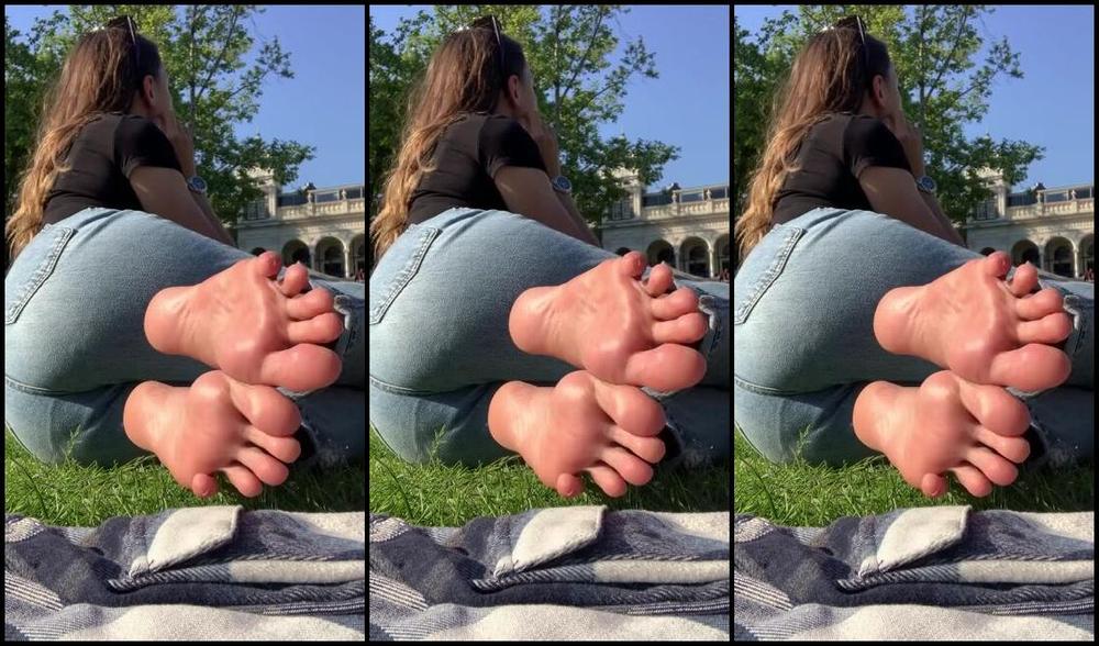 Miss Emma Rose Nicknamed Emmaemmarose Onlyfans Look At Your Watching Me In The Park You Can T Resist Sitting Closer Just So You