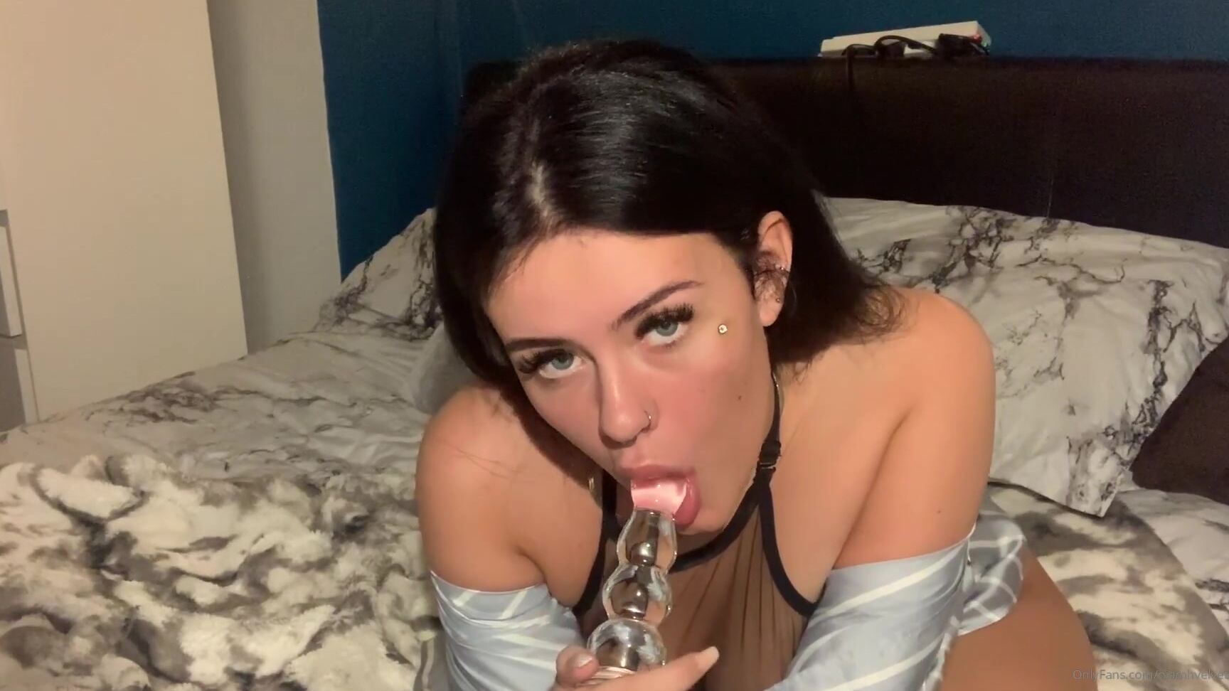Niamhvelvet Getting High And Playing With A Glass Dildo And Butt Plug