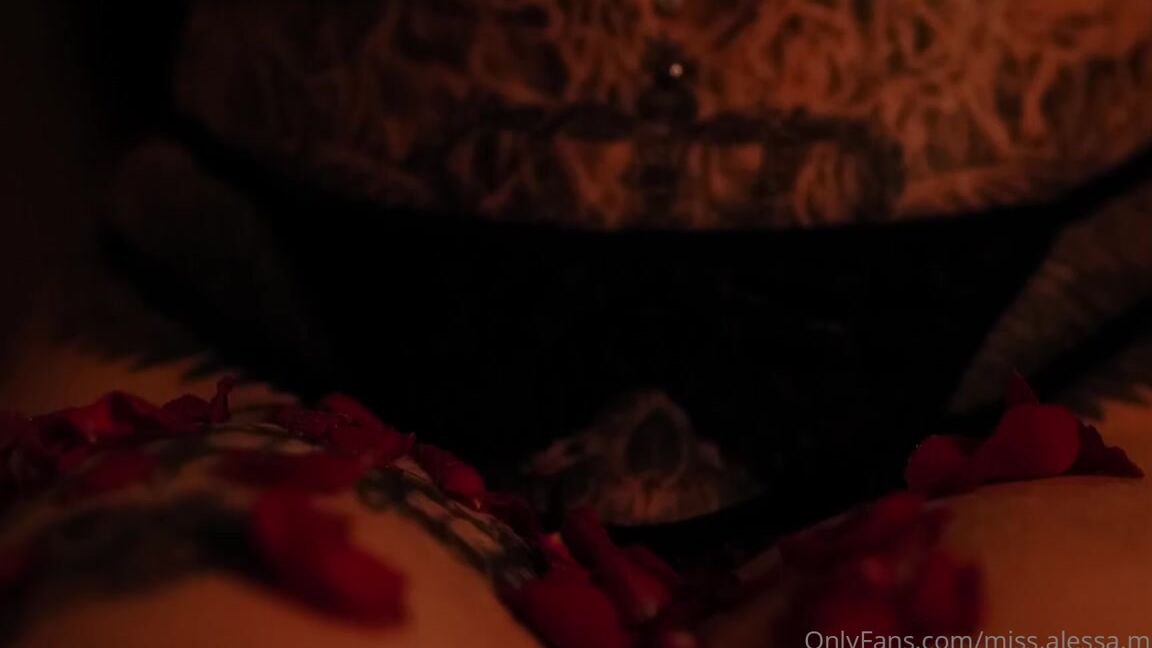 Missalessamilano Onlyfans Romantic Roses With Alessa Milano Alessa Can Also Be Very Romantic Alessa Was Tied With Hands