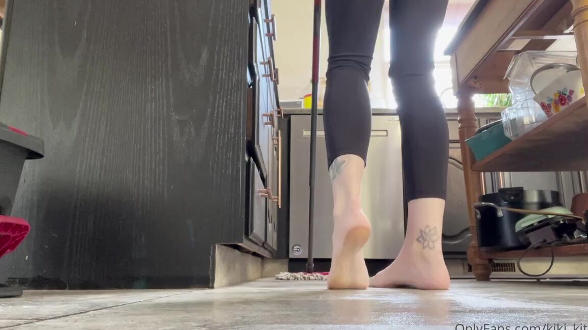 Kiki Kitsune Nicknamed Kiki Kitsune 11 10 2022 Onlyfans Video I Love The Way My Feet Look When I Push The Spinner