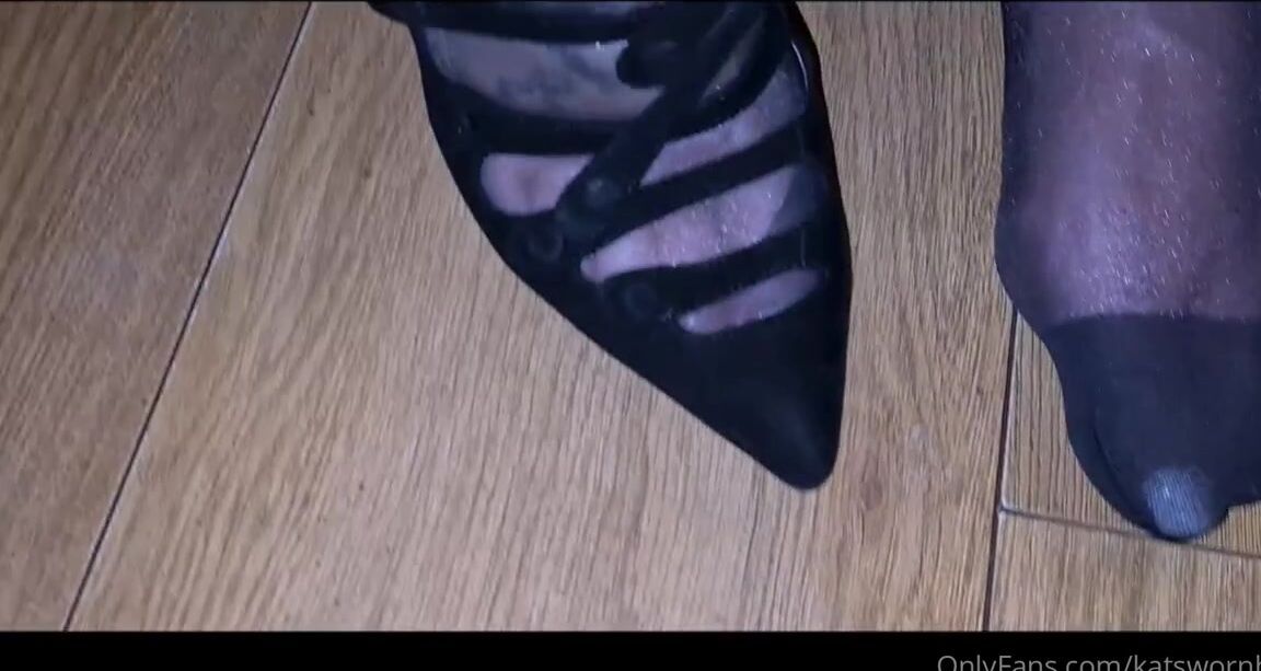 Kats Worn Heels Nicknamed Katswornheels Onlyfans Showing Off My 2 New Pairs Of Shoes Which Arrived Today A Pair Of Barely Worn