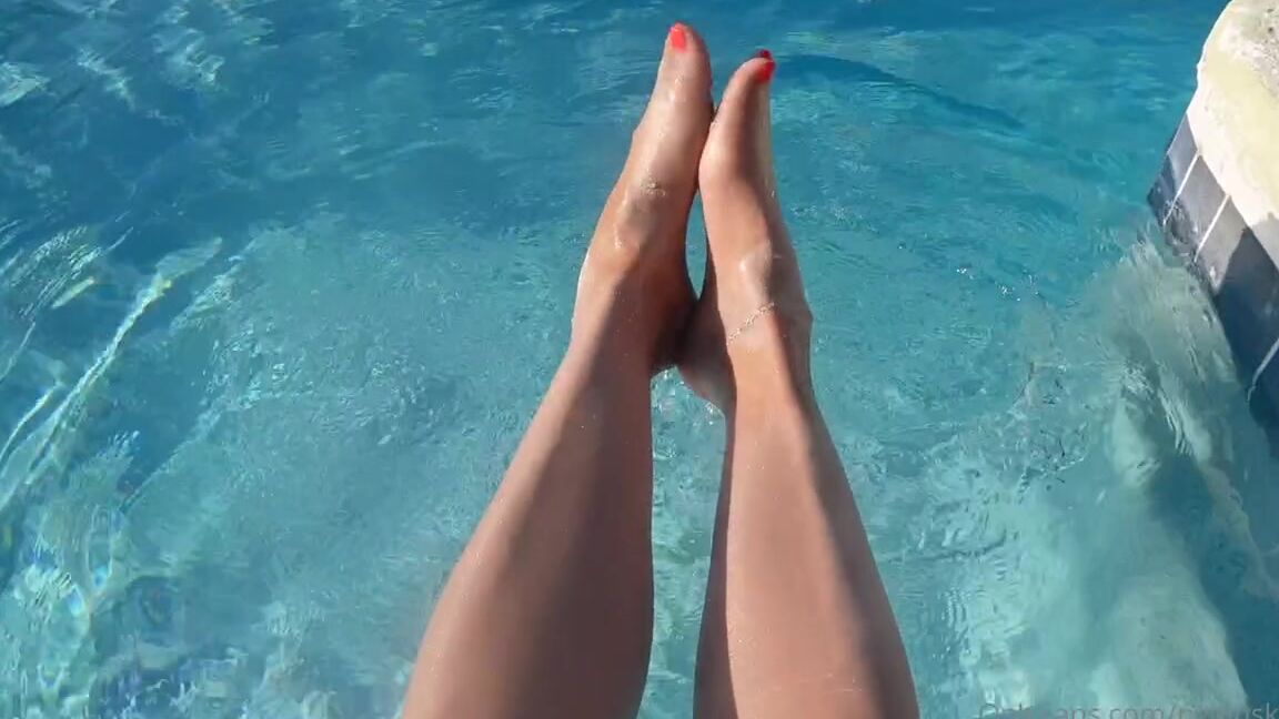 Nylonskitten Nicknamed Nylonskitten 09 10 2021 Onlyfans Video And This Morning In My Shein Tights Again Catching Some Sun Before Heading Out W Family